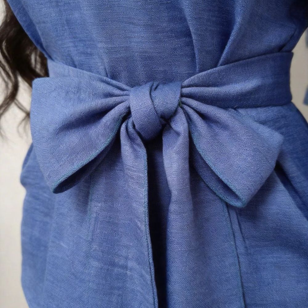 Dames blouse met asymmetrische tailleceintuur